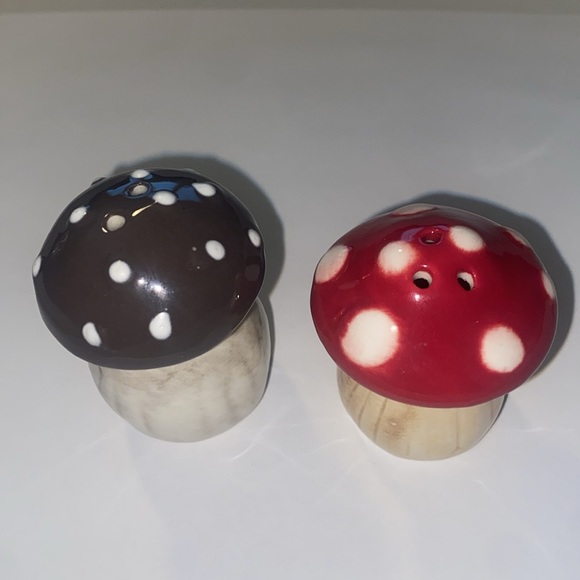 NWT Mushroom Salt & Pepper Shakers - Picture 2 of 3
